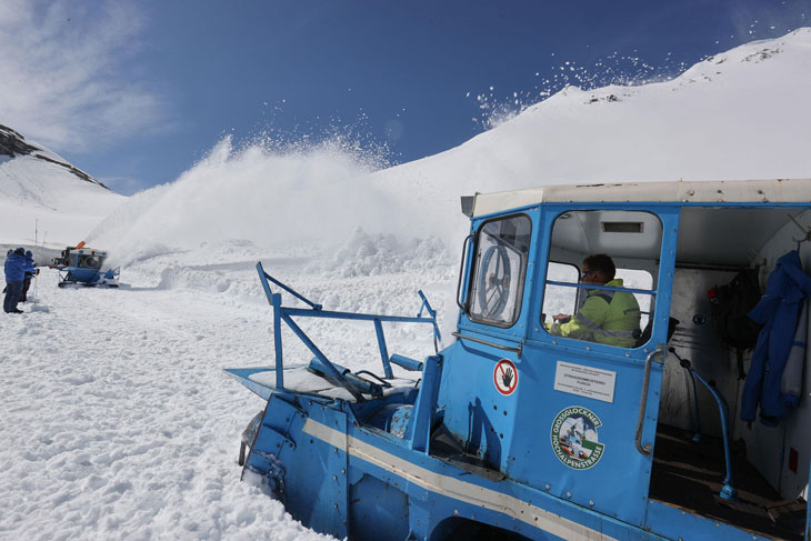 Zusammentreffen der Rotationspflüge System Walleck auf 2504 m Höhe am Hochtot auf der Großglockner Hochalpenstraße  (©Foto. grossglockner.at Fotograf: Franz Neumayr)